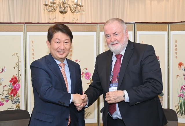 ▲ 권영진 대구시장은 ‘제17차 IWRA 세계물총회’ 참석차 대구를 방문한 로익 포숑 세계물위원회 회장과 만나 대구시의 우수한 물관리 정책과 물산업 정책을 소개했다.ⓒ대구시