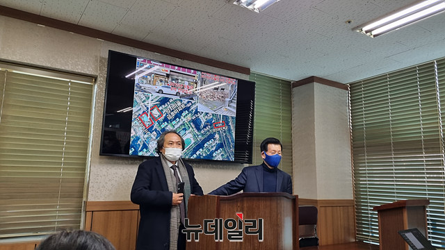 ▲ 29일 오후 이재명 더불어민주당 대선후보의 '조폭 연루설'을 주장하고 있는 성남 국제마피아파 조직원 출신 박철민씨 변호인 장영하 변호사가 성남시 수정구 단대동에 있는 사무실에서 기자회견을 하고있다.
(왼쪽부터) 박철민씨의 부친 박용승 전 성남시의원, 장영하 변호사 ⓒ이태준 기자