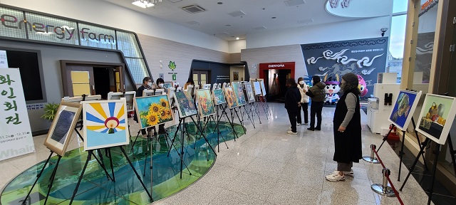 ▲ 월성원자력본부는 홍보관에서 지난 24일부터 연말까지 지역 미술 동호회인 ‘화인회’의 특별전시회를 개최하고 있다.ⓒ월성본부