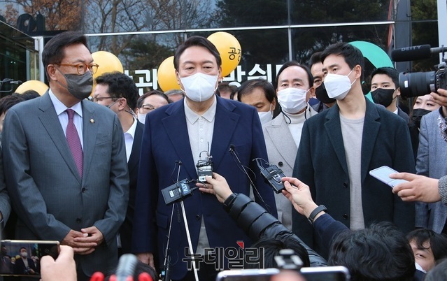 ▲ 윤석열 국민의힘 대선 후보가 29일 세종시 어진동 밀마루전망대를 방문해 브리핑을 하고 있다.ⓒ뉴데일리 D/Bⓒ