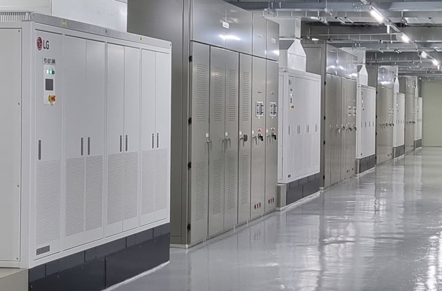 ▲ LG전자가 한국동서발전과 함께 KG동부제철 당진공장에 구축 완료한 국내 최대 규모 피크 저감용 에너지저장장치(ESS). ⓒLG전자