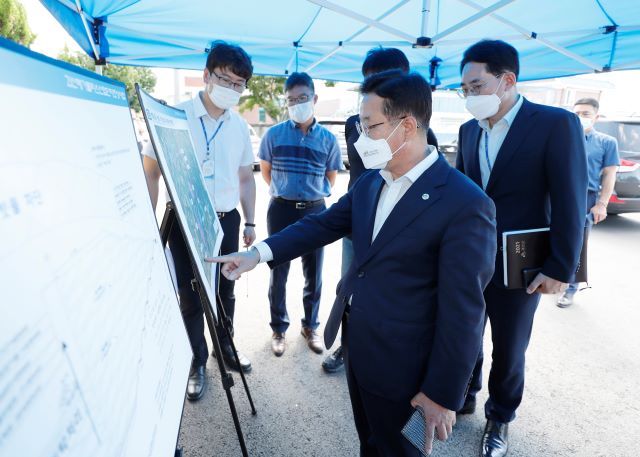 ▲ 지난 9월 현장 주민설명회를 방문한 이차영 괴산군수.ⓒ괴산군