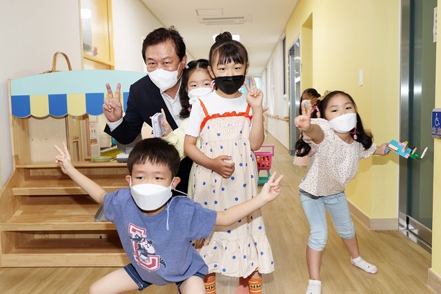 ▲ 아이들과 소통의 시간을 보내고 있는 김병우 충북교육감.ⓒ충북도교육청