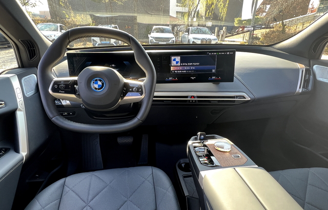 ▲ 차량의 내부 모습. 육각형 스티어링 휠 등이 인상적이다. ⓒ김재홍 기자