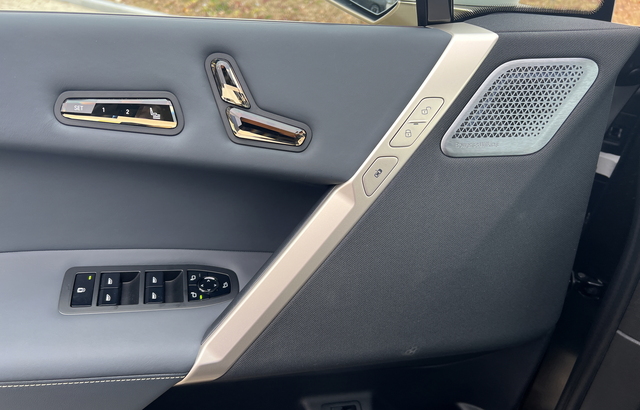 ▲ 크리스탈로 제작된 시트 조작 및 메모리 버튼 ⓒ김재홍 기자