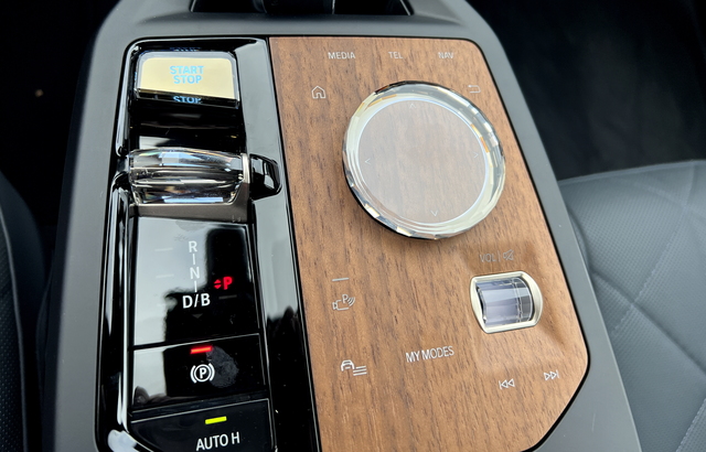 ▲ 기어 및 다이얼 모습. 처음에 주행모드 버튼을 찾지 못했다. ⓒ김재홍 기자