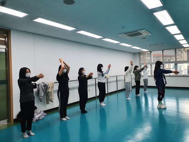 ▲ 봉화군청소년센터는 수능을 마친 고3 수험생을 위한 체육프로그램 K-POP 방송댄스교실을 운영하고 있다.ⓒ봉화군