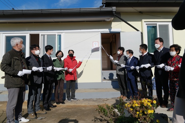 ▲ 칠곡군은 지난 29일 오전, 석적읍 일원에서 유수호 부군수를 비롯해 전우헌 경북사회복지공동모금회장, 이인선 계명대학교 대구경북사회혁신단장 등 사업 관계자와 후원자 30여 명이 참석한 가운데 ‘맞춤형 주거환경 개선사업 준공식’을 개최했다.ⓒ칠곡군