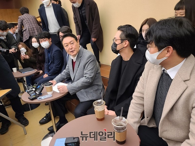 ▲ 윤석열 국민의힘 대선 후보가 30일 청주 문화제조창 카페에서 청주 청년창업자들과 간담회를 갖고 있다.ⓒ김정원 기자