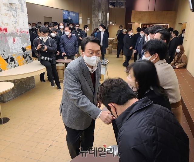 ▲ 윤석열 국민의힘 대선후보가 30일 충북 청주문화제조창 카페에서 청년창업인들과 대화를 갖기에 앞서 악수를 하고 있다. ⓒ김정원 기자