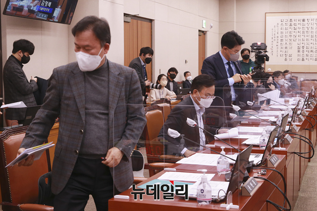▲ 윤한홍 국민의힘 법제사법위원회 간사를 비롯한 국민의힘 법사위 위원들이 30일 국회에서 열린 법사위 전체회의에서 안건 상정에 반발하며 퇴장하고 있다. ⓒ이종현 기자(사진=공동취재단)