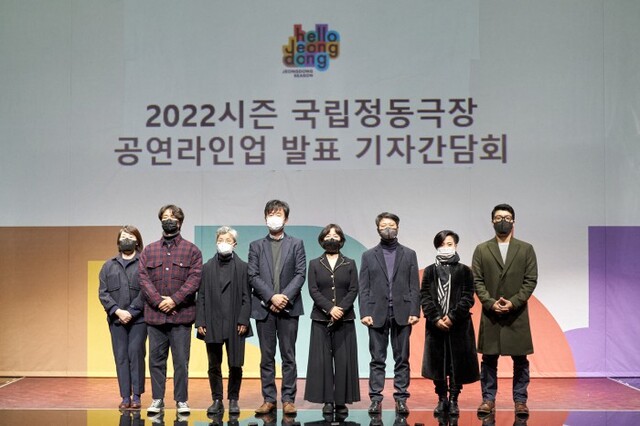 ▲ 왼쪽부터 이수현 국립정동극장 공연기획팀장, 이규운 국립정동극장 예술단 지도위원, 박정희 연출, 김희철 국립정동극장 대표, 이유리 서울예술단 이사장, 정호붕 연출, 김봉순 안무, 양준모 예술감독.ⓒ국립정동극장