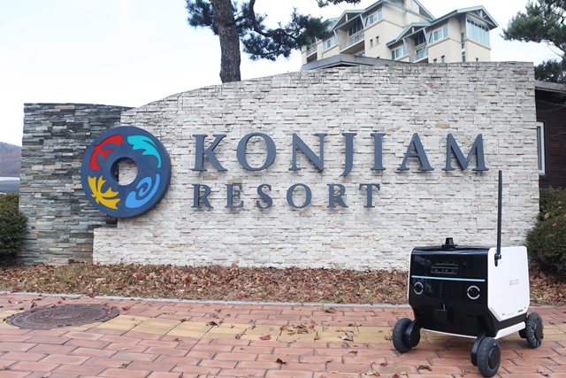 ▲ 경기도 광주시에 위치한 곤지암리조트에서 자율주행 기능이 탑재된 인공지능 로봇이 실내외 공간을 자유롭게 돌아다니며 각종 시설물이 제대로 작동하는지 점검하고 있다. ⓒLG전자