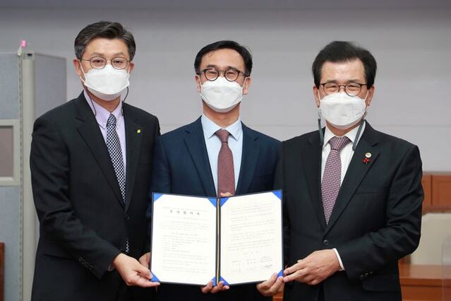 ▲ 항암 전문 제약 기업인 ㈜프레스티지바이오틱스가 지난 1월 21일 충북도, 청주시와 투자협약을 가졌다. (왼쪽부터)임택수 청주시 부시장, 양재영 프레스티지바이오로직스㈜ 대표이사, 이시종 충북지사.ⓒ충북도