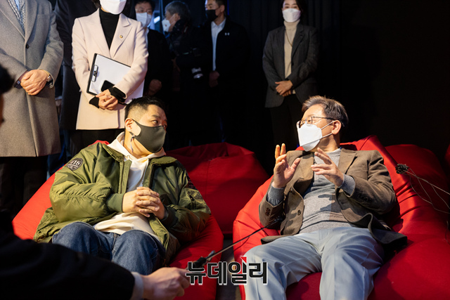 ▲ 이재명 더불어민주당 대선 후보가 30일 오후 서울 중구 서울스퀘어에 위치한 기업형 메이커 스페이스 'N15'를 방문한 모습. ⓒ이종현 기자