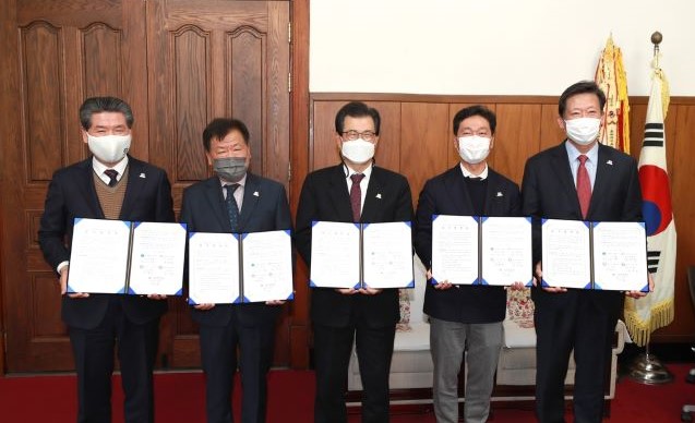 ▲ 2027하계세계대학경기대회 충청권 공동유치위원회가 1일 충북도청에서 대전·세종·충남·충북체육회와 대회의 성공적 유치를 위한 업무협약을 가졌다.ⓒ충북도