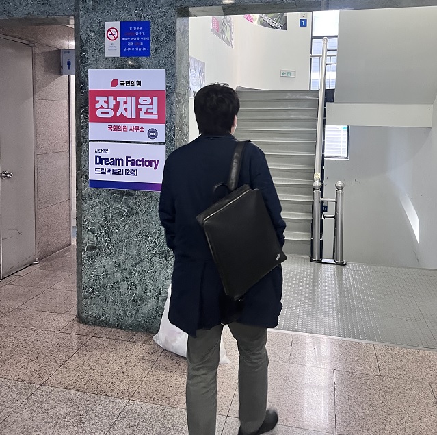 ▲ 사실상 '당무 거부' 행보를 이어가고 있는 이준석 국민의힘 대표가 1일 부산 사상구 장제원 의원 지역 사무실을 방문했다.ⓒ국민의힘 당대표실