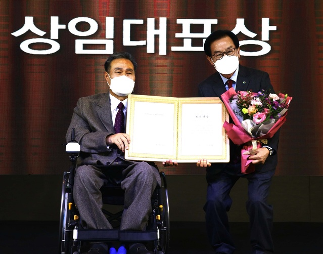 ▲ 백선기 칠곡군수(오른쪽)가 장애인단체가 수여 하는 최고 권위의 상을 받으며 장애인 복지 증진과 인식 개선을 위한 노력을 인정받았다.ⓒ칠곡군