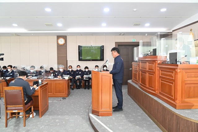 ▲ 윤경희 청송군수가 지난 12월 1일 제253회 청송군의회 정례회에서 2022년도 예산안 제출에 즈음한 시정연설을 통해 내년도 군정 운영 방향과 분야별 6대 전략과제를 발표했다.ⓒ청송군