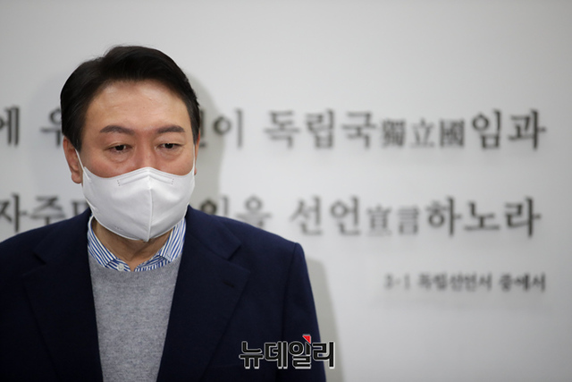 ▲ 충청지역을 방문중인 윤석열 국민의힘 대선후보가 1일 오전 충남 천안시 독립기념관을 방문해 전시물을 살펴보고 있다.ⓒ정상윤 기자(사진=윤석열 캠프)