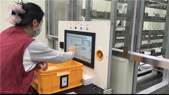 ▲ 강원도농산물종장이 1일 전국최초로 곤충사육자동화공정 프로세스를 개발해 곤충전문산업화지원시설에 설치했다.ⓒ강원도