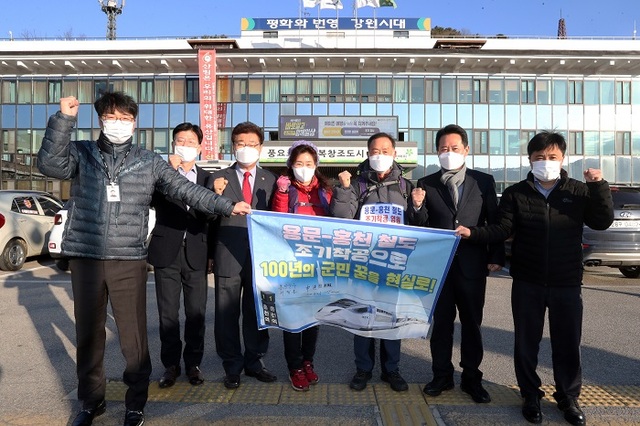 ▲ 1일 신현학 홍천군걷기협의회장이 용문~홍천 철도 조기착공을 염원해 100km 걷기 행사로 홍천군청을 출발했다.ⓒ홍천군