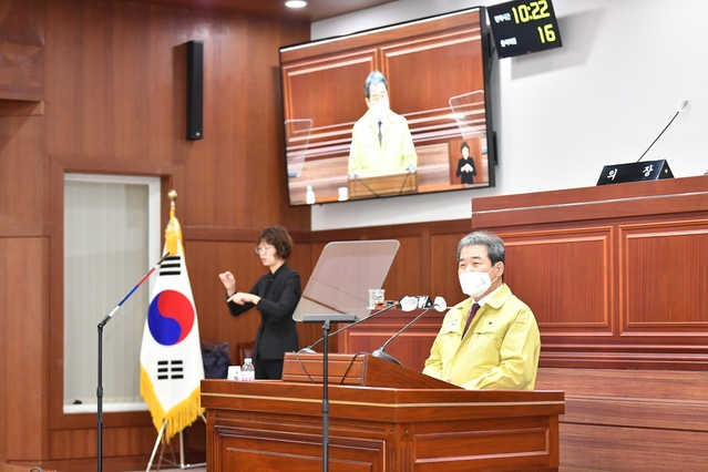 ▲ 김충섭 김천시장은 지난 1일 김천시의회 본회의장에서 열린 제225회 김천시의회 제2차 정례회에서 ‘2022년도 예산안’과 함께 시정연설을 통해 2022년도 시정운영 방향을 밝혔다.ⓒ김천시