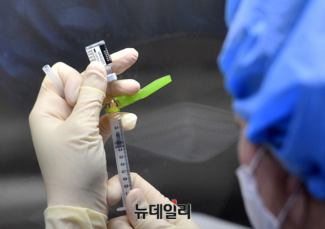 ▲ 국내에서 1일 첫 오미크론 감염사례가 발생했다. 방역 당국에 따르면 지난달 14~23일 나이지리아를 방문했던 인천 거주 40대 부부 등 5명이 전장유전체 검사를 받은 결과 코로나 변이 ‘오미크론’ 최종 확진 판정을 받았다. 사진은 백신 예방 접종 장면.ⓒ뉴데일리 D/B