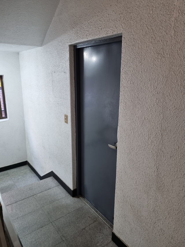 ▲ 뉴로어소시에이츠 본사 주소지로 등록된 서울 마포구 서교동 4층 건물 2층 사무실 입구. 한 건축사무소 사무실이 입주해 있었다. ⓒ이지성 기자