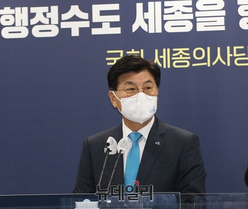 ▲ 이춘희 세종시장은 2일 정례브리핑을 통해 아이와 부모의 행복 가치를 실현하기 위해 12개 분야 정책과 53개 과제를 담은 세종시보육발전 5개년 계획에 대해 브리핑을 하고 있다.ⓒ이길표 기자