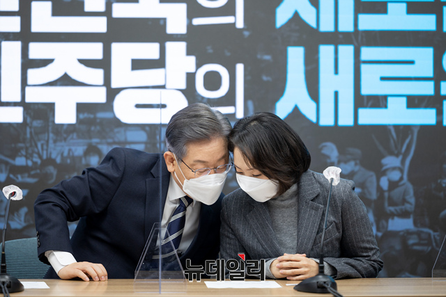 ▲ 이재명 대선 후보와 조동연 신임 공동상임선대위원장이 지난달 30일 오전 서울 여의도 중앙당사에서 열린 기자간담회에 앞서 악수하고 있다.ⓒ이종현 기자