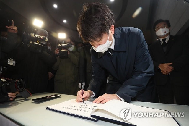 ▲ 이준석 국민의힘 대표가 2일 오후 제주시 봉개동 4·3평화공원을 찾아 참배한 뒤 방명록을 작성하고 있다.ⓒ연합뉴스