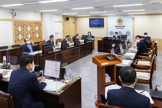 ▲ 경북도의회 문화환경위원회(위원장 황병직)는 제327회 정례회 기간인 12월 1일부터 2일까지 이틀에 걸쳐 위원회 소관 실·국인 문화관광체육국, 환경산림자원국, 보건환경연구원을 대상으로 2022년도 당초예산안을 심사했다.ⓒ경북도의회