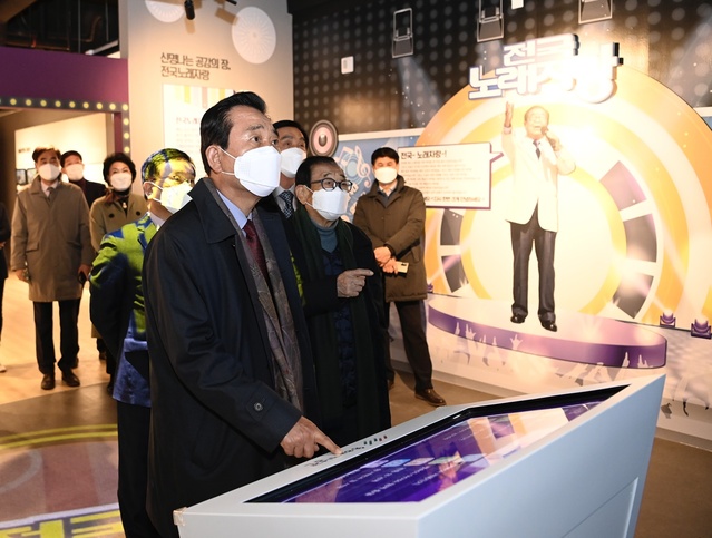 ▲ 기념관은 송해선생이 본인의 소장물품을 송해공원에 기증하겠다는 의사를 밝히면서 성사됐고 이후 건립추진위원회가 발족되고 달성군은 송해선생과 MOU를 체결해 세 차례에 걸쳐 소장물품 432점을 무상으로 기증받았다.ⓒ달성군