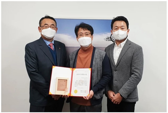 ▲ (왼쪽부터) SK하이닉스 특허개발기획 하용수 PL, 부산대학교 이호준 교수, SK하이닉스 R&D전략기획 김준수 TL. ⓒSK하이닉스