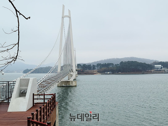 ▲ 최근 개통한 탑정호 출렁다리.ⓒ이길표 기자
