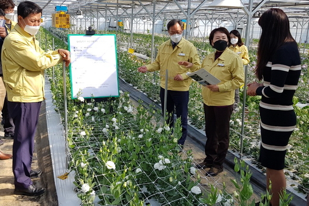 ▲ 예천군은 2년 이상 영농경력이 있는 만 39세 이하 청년 농업인에게 총 1억 원(자부담 30%) 사업비를 지원하는 자립기반구축 지원사업을 통해 청년농업인이 성공적으로 지역사회에서 정착·자립할 수 있는 토대를 마련하고 있다.ⓒ예천군