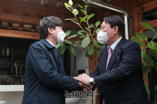 ▲ 이준석 국민의힘 대표와 윤석열 대선 후보가 지난달 6일 오후 서울 마포구 한 음식점에서 오찬에 앞서 악수하고 있다.ⓒ이종현 기자(사진=윤석열 캠프)