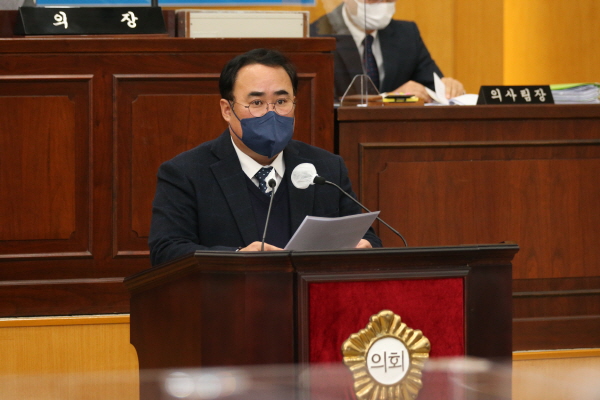 ▲ 충주시의회 조중근 의원 3일 제262회 제1차 본회의에서 사전발언을 하고 있다.ⓒ충주시의회
