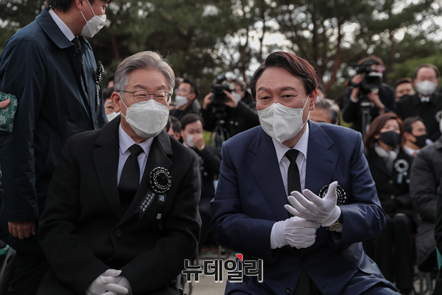 ▲ 지난달 22일 이재명 더불어민주당 대선 후보와 윤석열 국민의힘 대선 후보가 서울 동작구 국립서울현충원에서 열린 故 김영삼 전 대통령 서거 6주기 추모식에서 대화를 나누고 있다.ⓒ강민석 기자(사진=윤석열 캠프)