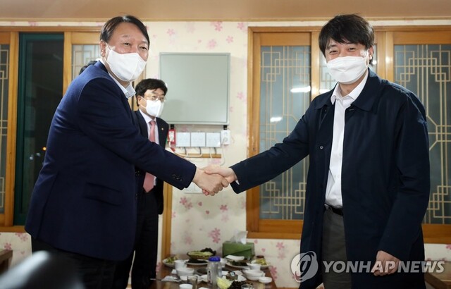 ▲ 윤석열 국민의힘 대선 후보와 이준석 대표가 3일 오후 울산 울주군의 한 식당에서 만찬 회동을 하고 있다. ⓒ연합뉴스