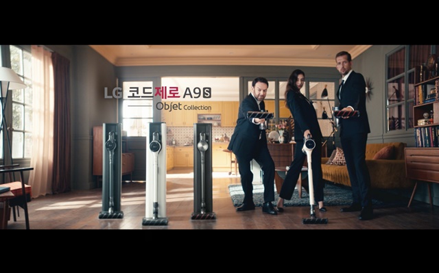 ▲ 광고 속 비밀요원들이 신개념 청소기 거치대 올인원타워와 LG 코드제로 A9S를 소개하고 있다. ⓒLG전자