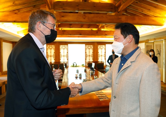 ▲ 최태원 SK 회장이 지난 3일 서울 종로구 SK서린빌딩에서 스웨덴 EQT파트너스 콘니 욘슨 회장을 만나 악수하고 있다. ⓒSK