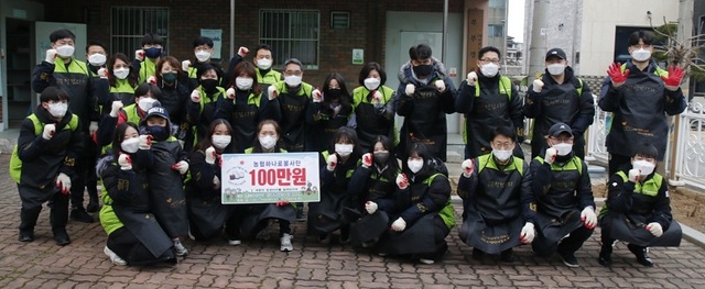 ▲ 염기동 농협충북본부장과 충북농협 하나로봉사단 등 30명이 청주 북부경로당에서 인근 4개 가정에 연탄 1000장을 배달한 뒤 기념촬영을 하고 있다.ⓒ농협충북본부