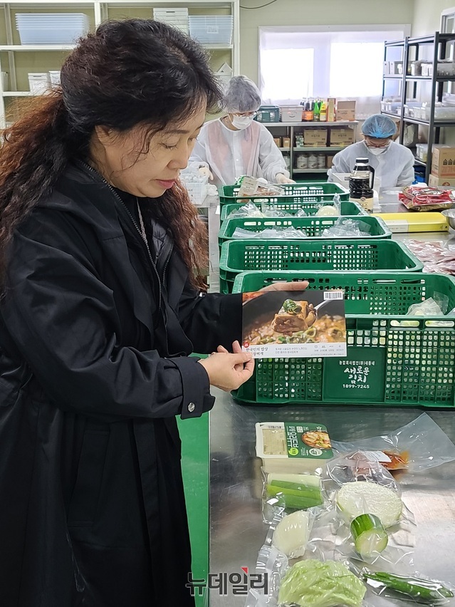 ▲ 밀키트 식품 선도기업인  ㈜부시밥 김현희 대표가 야채 포장라인에서 제품을 설명하고 있다.ⓒ김정원 기자