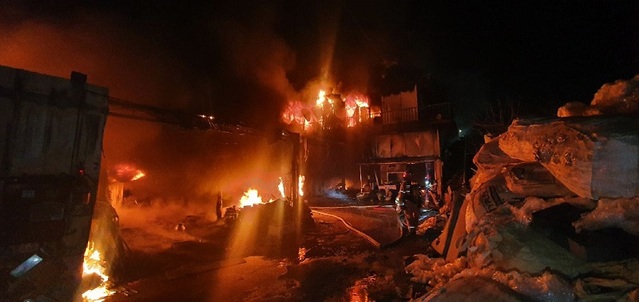 ▲ 5일 오후 6시 8분쯤 세종시 조치원읍 한 2층짜리 상가건물 1층에서 불이 나 소방대원들이 진화 작업을 하고 있다.ⓒ세종시소방본부