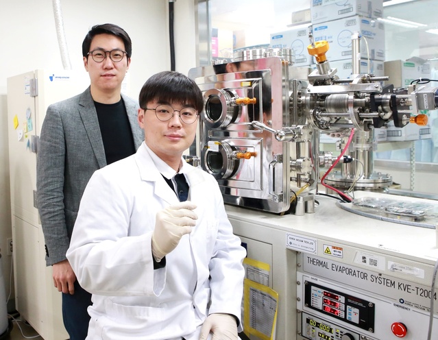 ▲ DGIST 정보통신융합전공 강홍기 교수(뒤), 홍웅기 석사졸업생(앞).ⓒDGIST