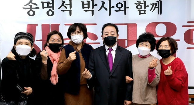 ▲ 송명석 전 한국교원대학교 초빙교수(왼쪽 네번 째)가 5일 오후 세종교육연구소 개소식에 참석자들과 함께 인공지능(AI) 미래 교육정책을 다짐하고 있다.ⓒ세종교육연구소