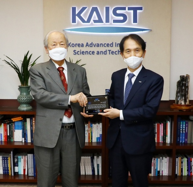 ▲ 김동명 법무사(좌)와 이광형 총장이 11월 17일 KAIST 총장실에서 열린 발전기금 감사패 전달식에서 기념 촬영을 하고 있다.ⓒKAIST