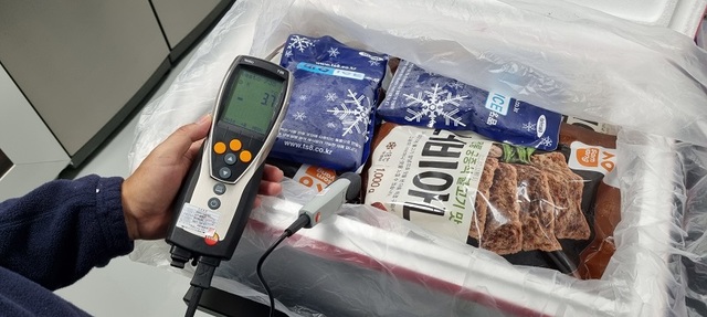 ▲ 세종시 보건환경연구원이 온라인으로 주문한 축산물을 직접 수령 후 택배 박스(외관 및 개봉 즉시 내부 온도) 및 제품 확인을 진행하고 있다.ⓒ세종보건환경연구원